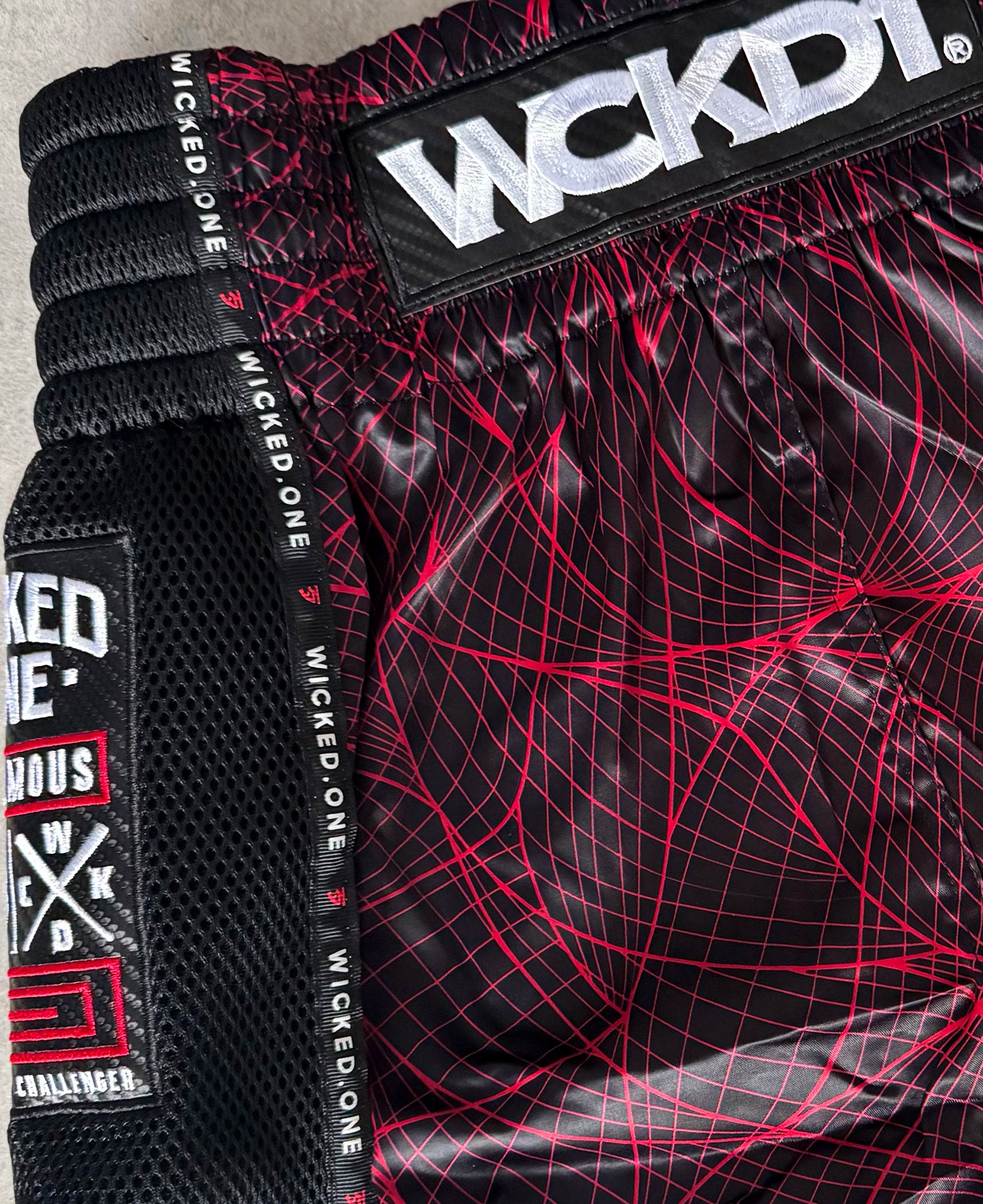 MUAY THAI SHORT METAVERS NOIR/ROUGE