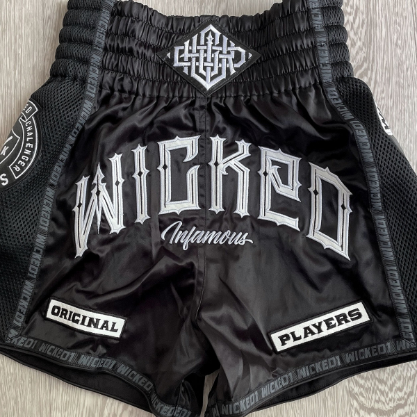 Wicked One &apos Muay Thai Pantalones Cortos Squad   Pantalones Cortos para Muay Thai Boxeo tailandés Tradicional Thai Caja Pantalón  Black  